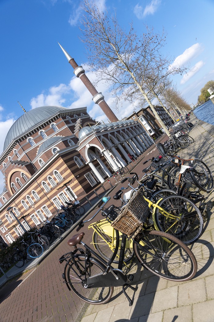 Masjid Barat Belanda West Amsterdam Mosque on a bright spring day on Klostverlorenvaart canal.
