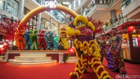 Jelang hari raya Imlek sejumlah pusat perbelanjaan mulai menyajikan nuansa khas Tionghoa, salah satunya barongsai.  