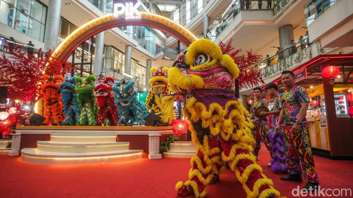 Jelang hari raya Imlek sejumlah pusat perbelanjaan mulai menyajikan nuansa khas Tionghoa. Salah satunya barongsai.