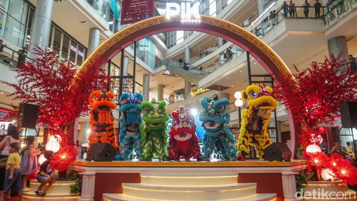 Jelang hari raya Imlek sejumlah pusat perbelanjaan mulai menyajikan nuansa khas Tionghoa. Salah satunya barongsai.