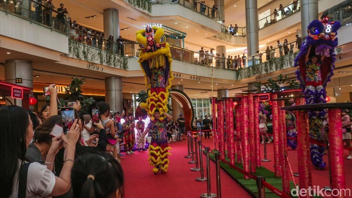 Jelang hari raya Imlek sejumlah pusat perbelanjaan mulai menyajikan nuansa khas Tionghoa. Salah satunya barongsai.