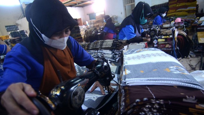 Pekerja menjahit kain sarung di Industri kain sarung Asaputex, Tegal, Jawa Tengah, Rabu (22/1/2025). Menurut pihak industri sepekan terakhir permintaan kain sarung dari luar kota meningkat mencapai 50 persen, namun terkendala cuaca buruk dan banjir di sejumlah kota sehingga pengiriman barang yang biasanya tiga hari mejadi satu minggu. ANTARA FOTO/Oky Lukmansyah/Spt.