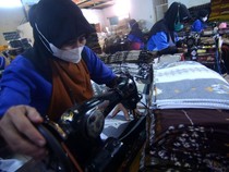 Melihat Produksi Kain Sarung di Tegal