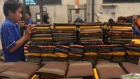 Menurut pihak industri, sepekan terakhir permintaan kain sarung dari luar kota meningkat mencapai 50 persen. Namun terkendala cuaca buruk dan banjir di sejumlah kota sehingga pengiriman barang yang biasanya tiga hari mejadi satu minggu. 