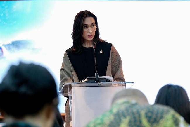 Baik dalam balutan blazer, gaun maupun blouse, aura glamor dan berkelas selalu terpancar dari penampilannya tanpa kesan berlebihan. Foto: Instagram/@widi.wardhana