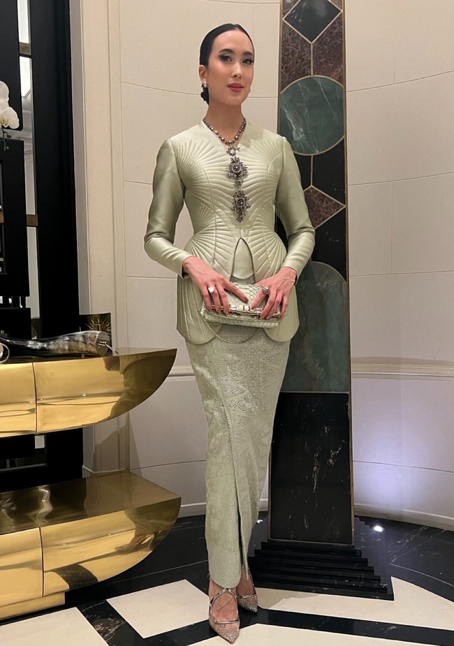 Lulusan Pepperdine University, California, AS, bidang Administrasi Bisnis ini juga mendukung karya-karya anak bangsa lewat penampilannya. Foto: Instagram/@widi.wardhana