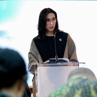 Baik dalam balutan blazer, gaun maupun blouse, aura glamor dan berkelas selalu terpancar dari penampilannya tanpa kesan berlebihan. Foto: Instagram/@widi.wardhana