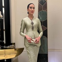 Lulusan Pepperdine University, California, AS, bidang Administrasi Bisnis ini juga mendukung karya-karya anak bangsa lewat penampilannya. Foto: Instagram/@widi.wardhana