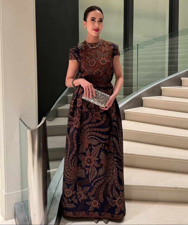 Wanita 54 tahun ini beberapa kali terlihat mengenakan busana Batik, salah satunya gaun motif bunga dengan warna Sogan khas Solo ini. Foto: Instagram/@widi.wardhana