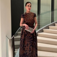 Wanita 54 tahun ini beberapa kali terlihat mengenakan busana Batik, salah satunya gaun motif bunga dengan warna Sogan khas Solo ini. Foto: Instagram/@widi.wardhana