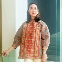 Pada kesempatan lainnya, Widiyanti juga tampil casual namun tetap elegan dengan padanan blouse Batik motif tumpal dan celana pensil. Foto: Instagram/@widi.wardhana