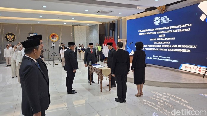 Menteri P2MI Abdul Kadir Karding melantik 8 pejabat di kementeriannya. Dua menyampaikan pesan Prabowo Subianto soal peningkatan kemampuan pekerja migran. (Taufiq S/detikcom)