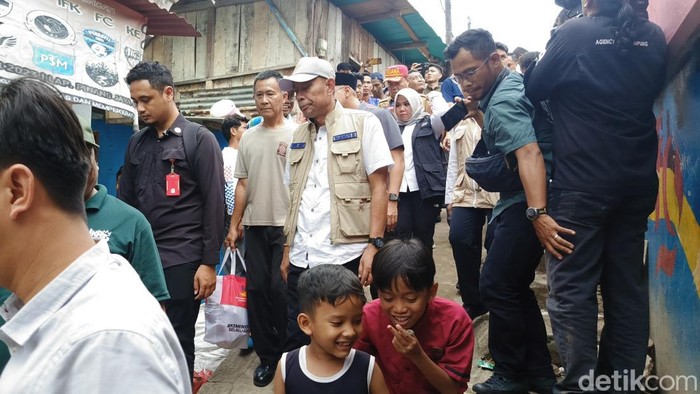 Menteri Sosial, Agus Jabo Priyono saat meninjau kawasan banjir di Lampung.