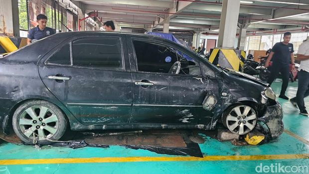 Mobil milik Brigjen (Purn) Hendrawan Ostevan diamankan di Polda Metro Jaya usai tercebur ke laut Marunda, Jakarta Utara.