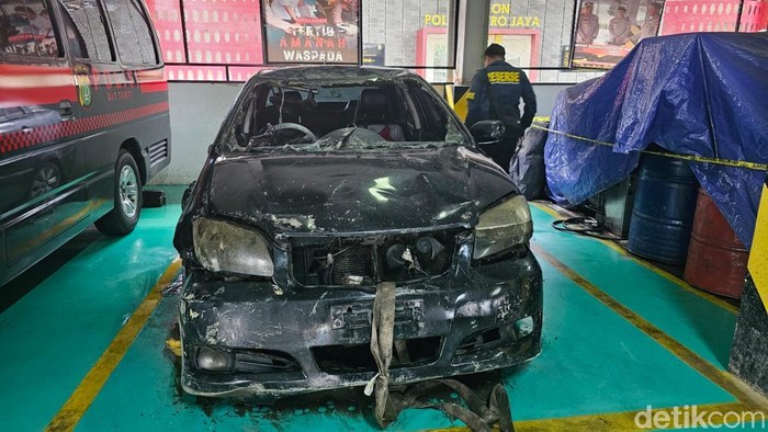 Mobil Toyota Vios milik Brigjen (Purn) Hendrawan Ostevan ditemukan usai tercebur ke laut Marunda, Jakut.