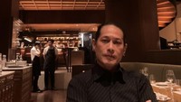 Lewat foto yang dibagikan di Instagram Citra, tampak Chef Juna merayakan ulang tahunnya dengan makan malam romantis di salah satu resto mewah. Foto: Instagram @ncit90