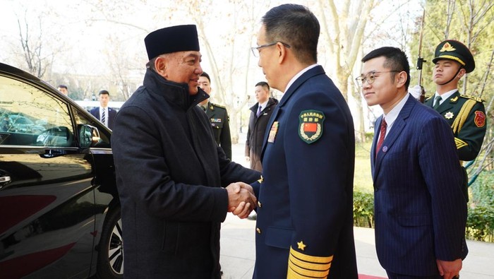 Momen Menhan RI-China Perkuat Kerjasama Pertahanan Menteri Pertahanan Sjafrie Sjamsoeddin bertemu dengan Menhan RRT, Admiral Dong Jun, di Beijing, China, Rabu (22/1/2025).