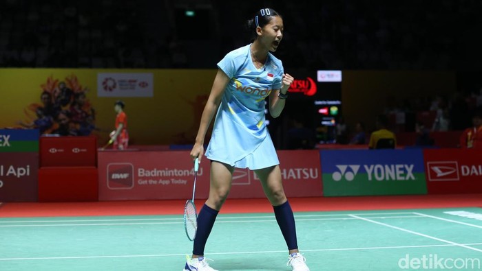 Momen Putri KW Melaju Mulu ke 16 Besar Indonesia Masters 2025 Putri Kusuma Wardani melenggang ke babak 16 besar Indonesia Masters 2025. Putri KW menang mudah atas Pai Yupo asal Taiwan dua gim langsung. Bermain di Lapangan 1 Istora Senayan, Rabu (22/1), Putri KW memetik kemenangan 21-13, 21-14.