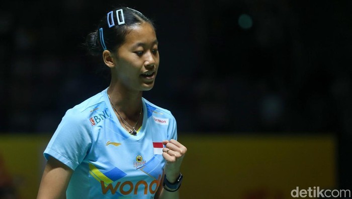 Putri Kusuma Wardani melenggang ke babak 16 besar Indonesia Masters 2025. Putri KW menang mudah atas Pai Yupo asal Taiwan dua gim langsung. Bermain di Lapangan 1 Istora Senayan, Rabu (22/1), Putri KW memetik kemenangan 21-13, 21-14.