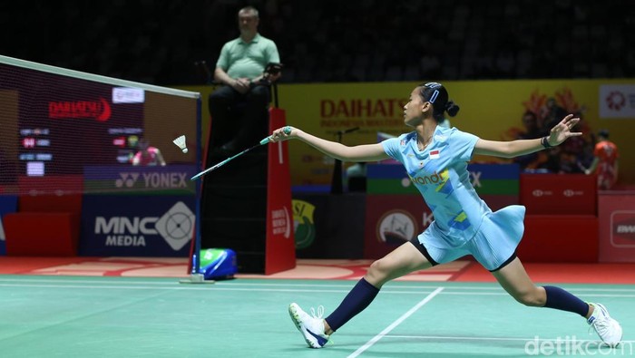 Putri Kusuma Wardani melenggang ke babak 16 besar Indonesia Masters 2025. Putri KW menang mudah atas Pai Yupo asal Taiwan dua gim langsung. Bermain di Lapangan 1 Istora Senayan, Rabu (22/1), Putri KW memetik kemenangan 21-13, 21-14.