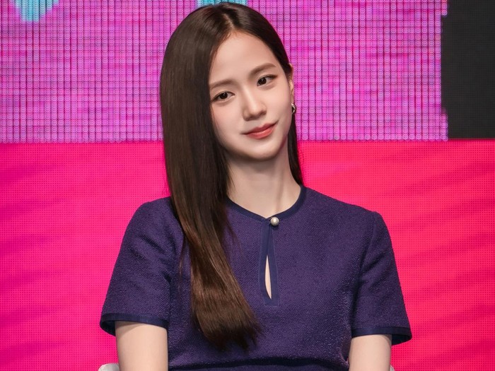 Jisoo di konferensi pers drama Korea Newtopia.