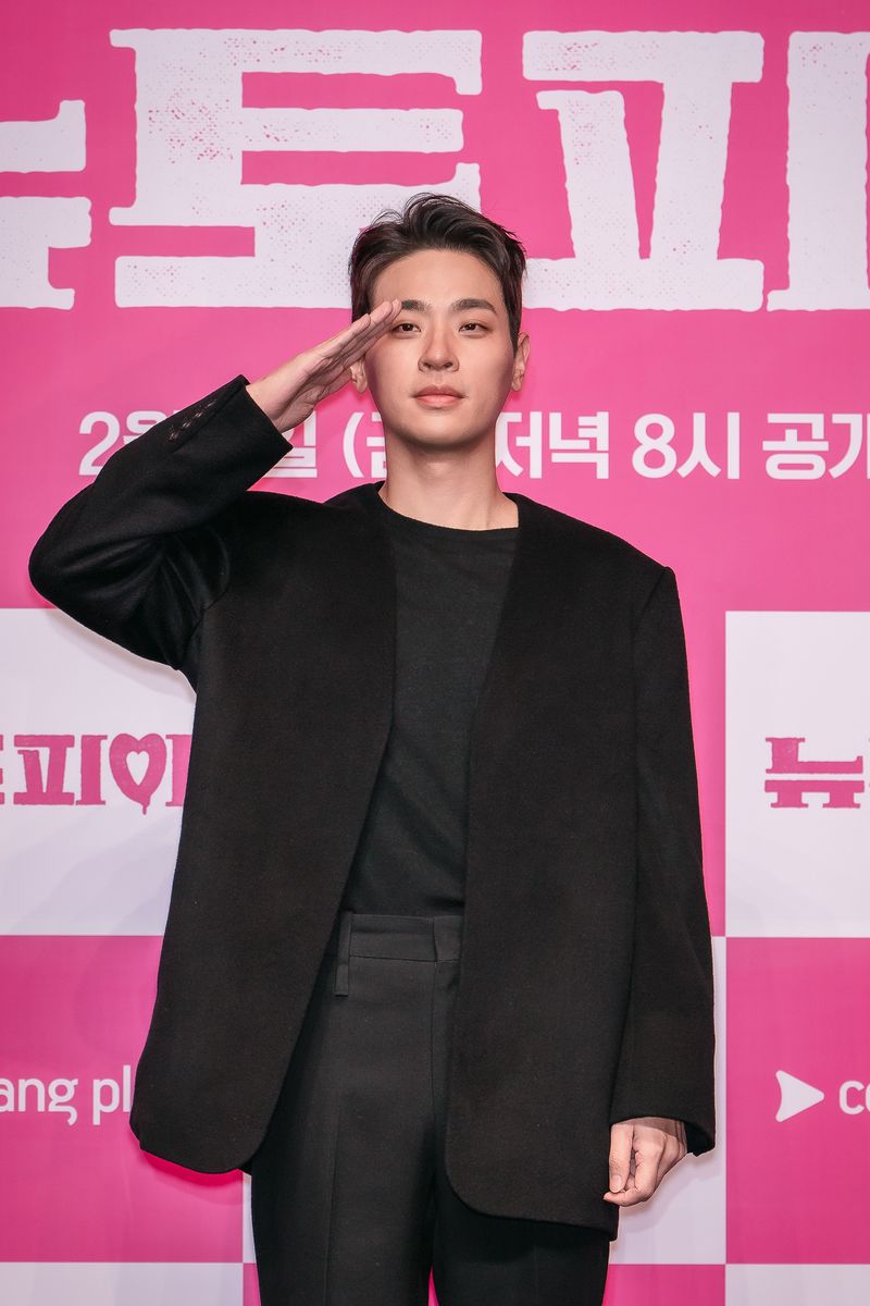 Park Jeong Min di konferensi pers drama Korea Newtopia.