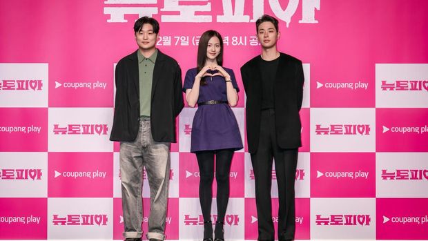 (Kiri ke Kanan) Sutradara Yoon Sung Hyun, Jisoo, dan Park Jeong Min di konferensi pers drama Korea Newtopia.