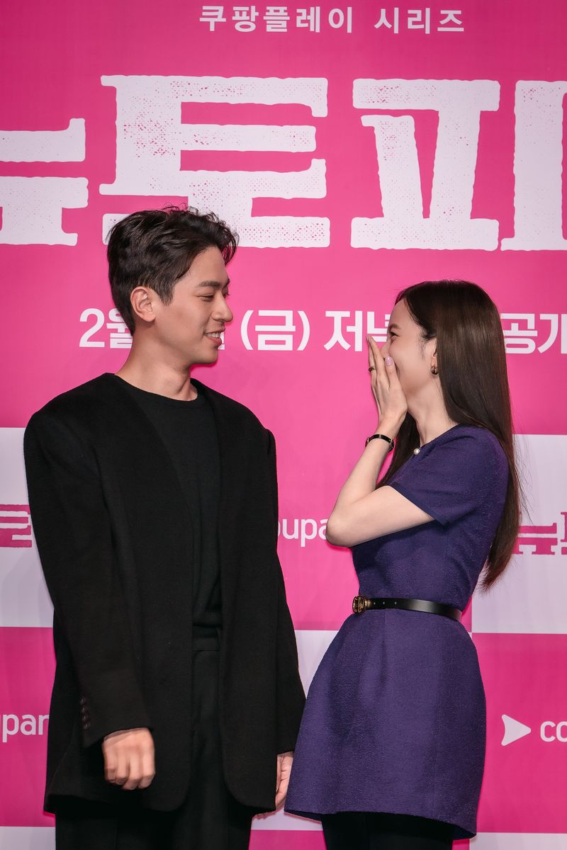 (Kiri ke kanan) Park Jeong Min dan Jisoo di konferensi pers drama Korea Newtopia.