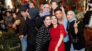 Nindy Ayunda ulang tahun pada 10 Januari 2025. Sahabat dan keluarga kumpul bersama. Foto: dok. Instagram Nindy Ayunda