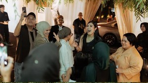 Nindy happy banget dapat kejutan private party di hari ulang tahunnya dari Dito Mahendra. Foto: dok. Instagram Nindy Ayunda