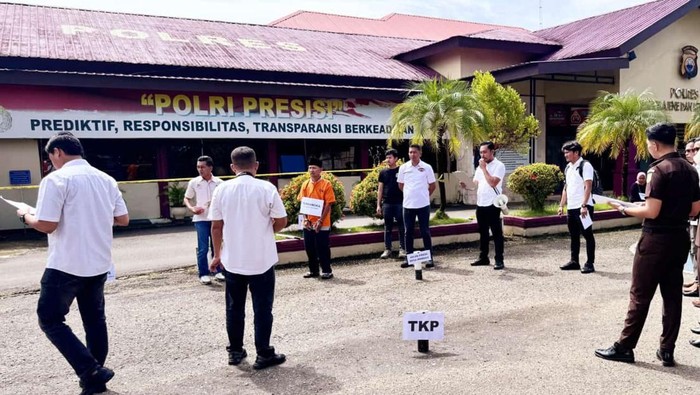 Polisi menggelar rekonstruksi kasus pria berinisial GP (79) duel dengan ponakannya inisial SM (59) menggunakan parang gegara saling klaim tanah warisan hingga sang ponakan tewas di Kabupaten Pangkep, Sulawesi Selatan (Sulsel).