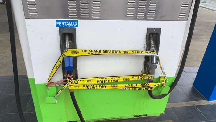 Polisi menyegel dispenser Pertamax di SPBU Laikang, Kabupaten Pangkep, Sulawesi Selatan (Sulsel).