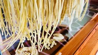 Orang Yunani ternyata memiliki pastanya sendiri. Namanya Matsata yang dibuat dengan campuran tepung, minyak zaitun, garam, dan air. Sajiannya biasa dilengkapi dengan keju lokal. Foto: Taste Atlas