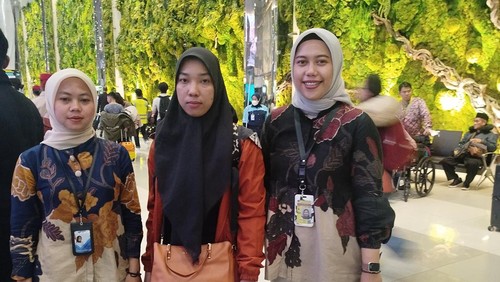 Pekerja Migran Indonesia (PMI) asal Jembrana, Heni Julaeha (tengah), saat dijemput oleh Staff Administrasi A Sekretariat Jenderal DPR RI di Lounge BP2MI Bandara Soekarno-Hatta, Jumat (17/1/2025).
