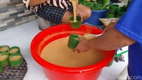 Dodol China itu dipasarkan ke berbagai daerah. Bahkan saat ini penjualannya hingga ke luar negeri, karena produknya ini sudah bisa dipesan lewat platform belanja online.