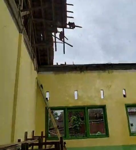 Penampakan atap kelas SMPN 7 Lais Muba yang ambruk.