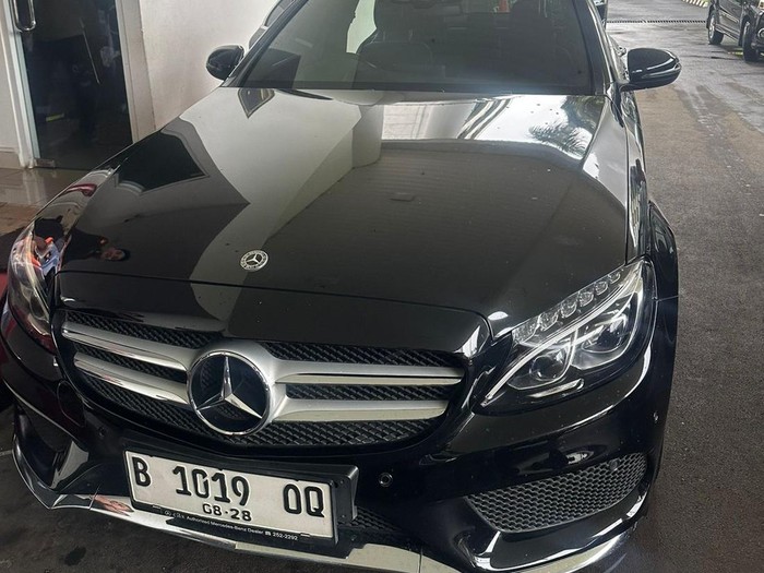 Penampakan dua mobil mewah milik tersangka korupsi impor gula, Hendrogiarto Antonio Tiwow (HAT), yang disita Kejagung. Dok: Istimewa Kejagung.