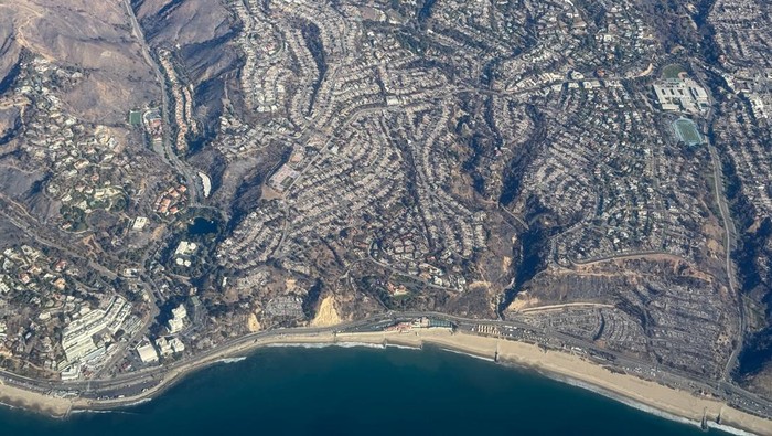 Penampakan Hancurnya Pacific Palisades, Kawasan Super Elite Los Angeles The view from a commercial airliner flying over the damage caused by the Palisades Fire in Pacific Palisades, California, U.S. January 21, 2025. REUTERS/Ann Saphir