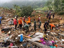 Alat Berat dan Anjing Pelacak Dikerahkan Cari 5 Korban Longsor Petungkriyono