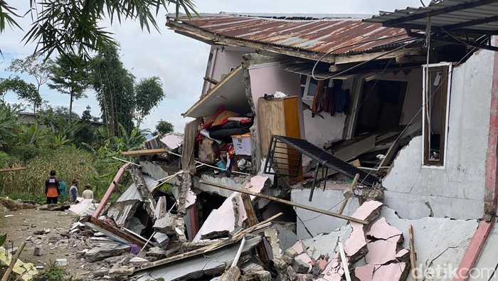 Penampakan rumah rusak akibat tanah gerak di Banjarnegara, Rabu (22/1/2025).