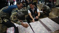 Dalam jumpa pers ini, barang bukti uang Rp 52,5 miliar ditumpuk berjajar memanjang di atas meja. Seluruh uang terdiri dari pecahan Rp 100 ribu dan Rp 50 ribu yang dikelompokkan dalam 49 plastik bening.  