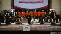 Dalam satu plastik terdapat 10 ikat uang yang masing-masing nilainya Rp 100 juta. Ada pula uang yang tidak dibungkus plastik.  