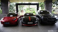 Sementara lima mobil mewah dipamerkan di depan pintu masuk lobby utama Bareskrim Polri.  