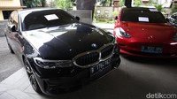 Lima mobil yang disita antara lain BMW putih berpelat B 147 DAR, BMW hitam berpelat B 1347 NJJ, Porsche berpelat B 1593 SAS, Tesla model 3 berpelat B 1532 SPW, dan BMW hitam berpelat B 1784 PAJ.  