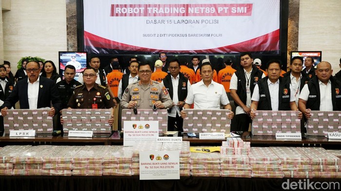 Dittipideksus Bareskrim Polri terus menyita aset kasus penipuan investasi bodong robot trading NET89. Terkini ada lima mobil mewah hingga uang Rp 52,5 miliar disita polisi.