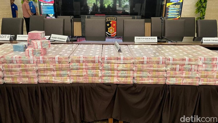 Penampakan uang Rp 52,5 miliar dan mobil mewah di kasus robot trading NET89