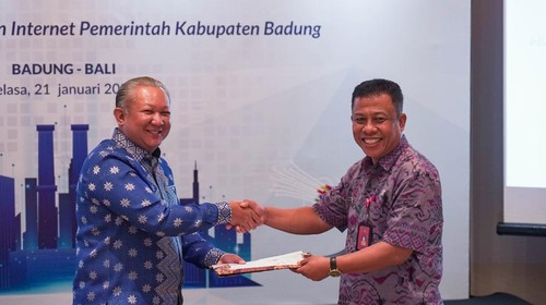 Penandatanganan kerja sama Diskominfo Badung dengan Moratelindo untuk pengadaan internet berkecepatan tinggi di Badung, Selasa (21/1/2025).