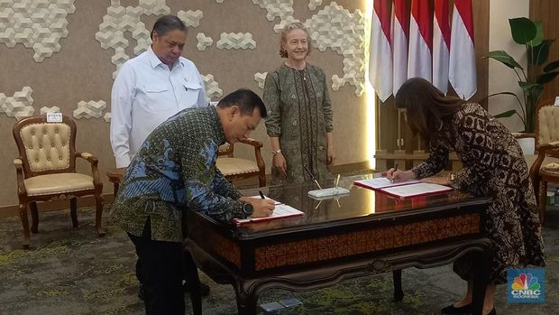 Penandatanganan MoU Rencana Investasi ExxonMobil, di Kantor Kemenko Perekonomian, Rabu (22/1/2025). (CNBC Indonesia/Arrijal Rachman)