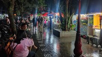 Para Pedagang Kaki Lima ditempatkan di kawasan Jalan Siliwangi yang dijadikan spot wisata kuliner saat malam hari