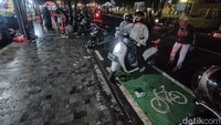 Jalur sepeda di spot wisata kuliner di Jalan Siliwangi dijadikan lahan parkir untuk sepeda motor